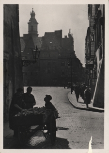 Warszawa. Scena uliczna ze Starego Miasta