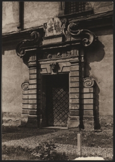 Lw&oacute;w. Portal arsenału kr&oacute;lewskiego