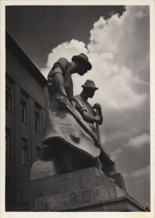 Kraków. Akademia Górnicza, postacie przy wejściu